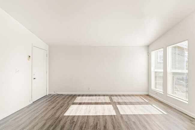 Foto del edificio - Utilities Paid: 3 Bed Laurel District Apar...