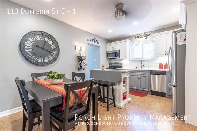Photo du bâtiment - Main Floor with Private Yard and Driveway ...