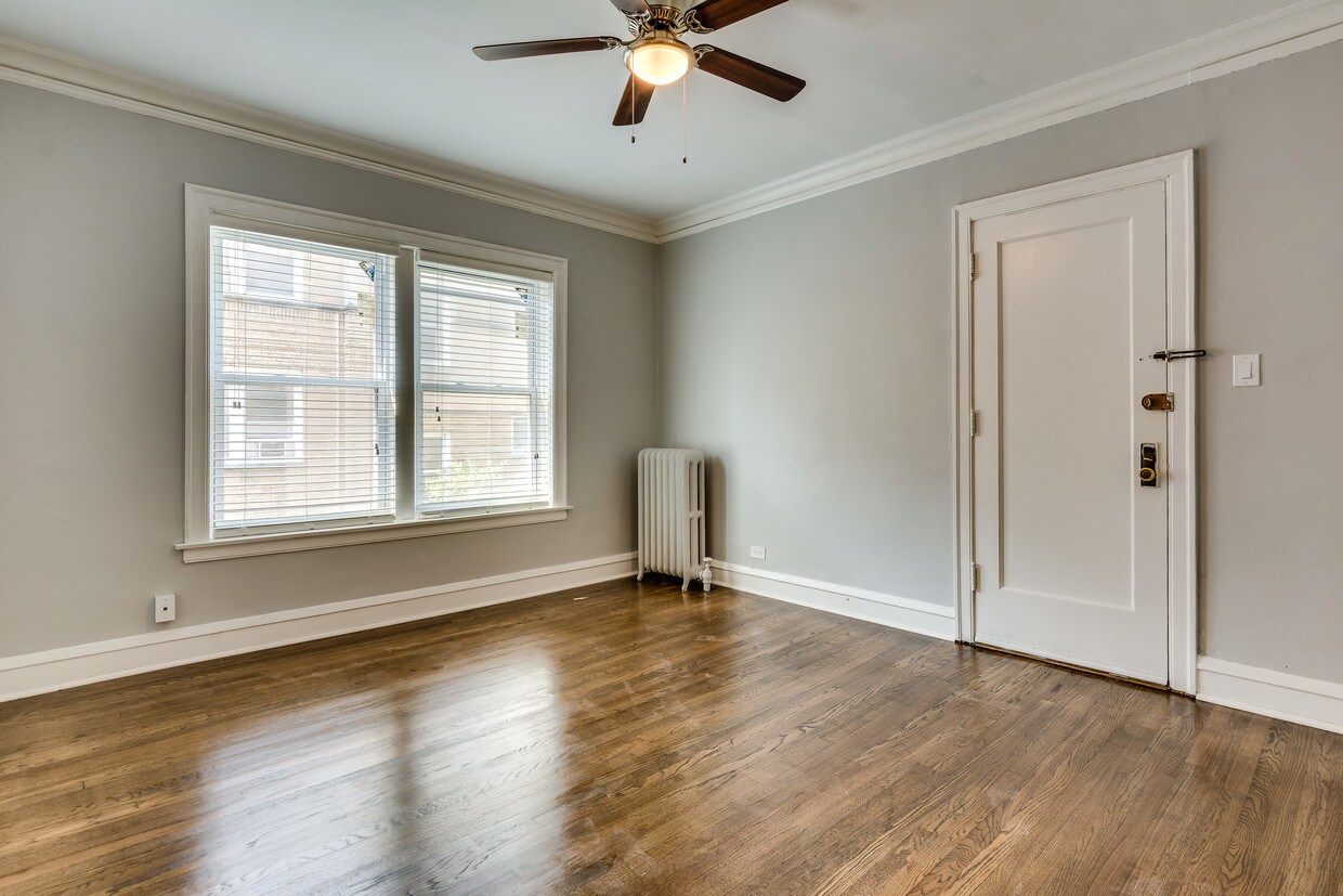 Foto principal - 5746 S Stony Island Ave