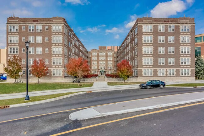 Building Photo - Legacy on Main