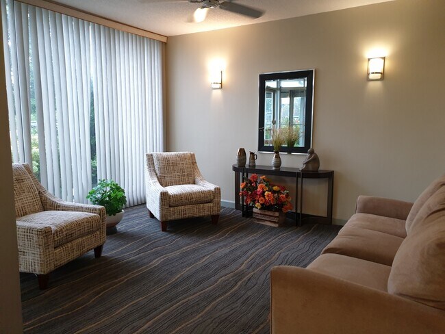 Foto del edificio - 8801 W Golf Rd