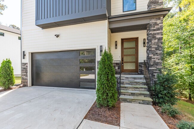 Foto del edificio - Modern 5-bedroom, 5-bathroom home in Durham