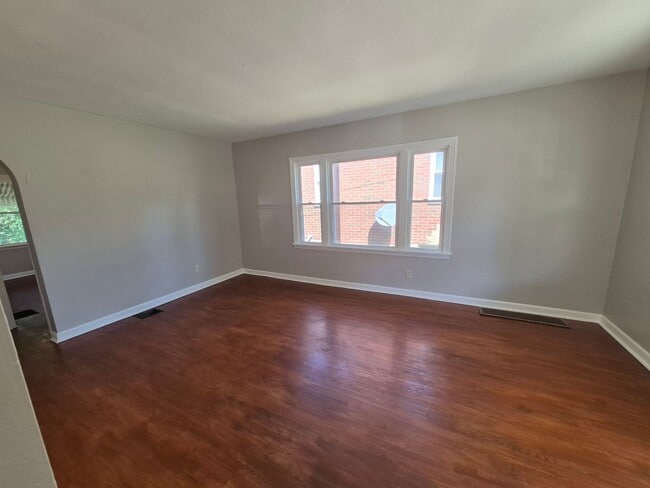 Building Photo - Fully remodeled!!