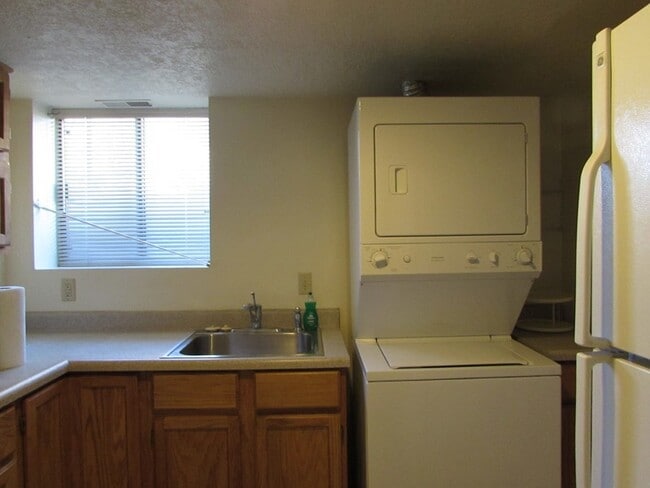 Building Photo - 252 N Quince St