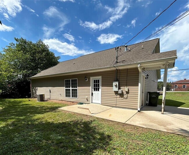 Building Photo - 1301 Cherry Dr