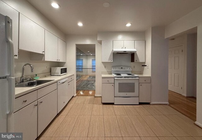 Building Photo - 7136 Swansong Wy