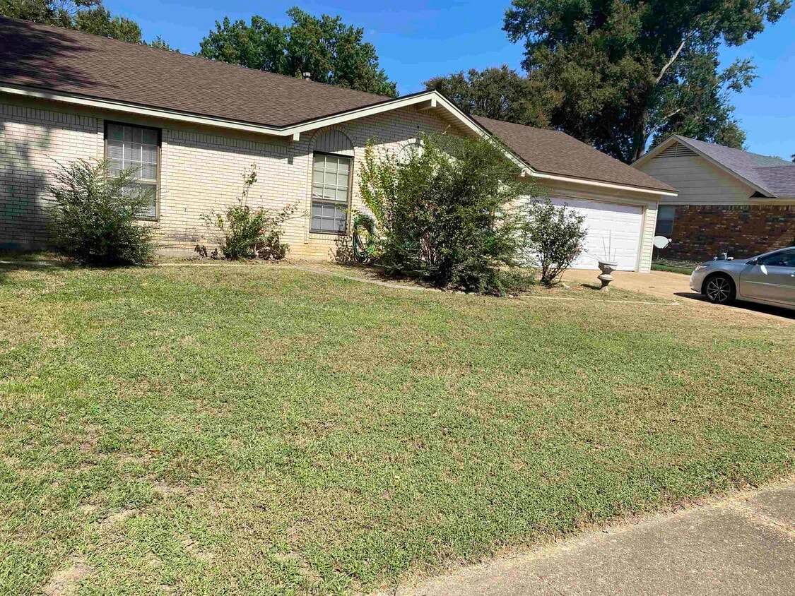 Foto principal - 7060 E Foxhill Dr