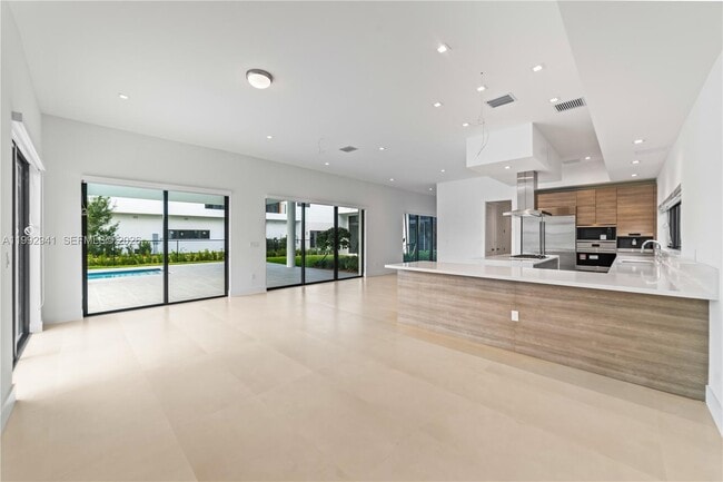 Building Photo - 16680 Botaniko Dr N