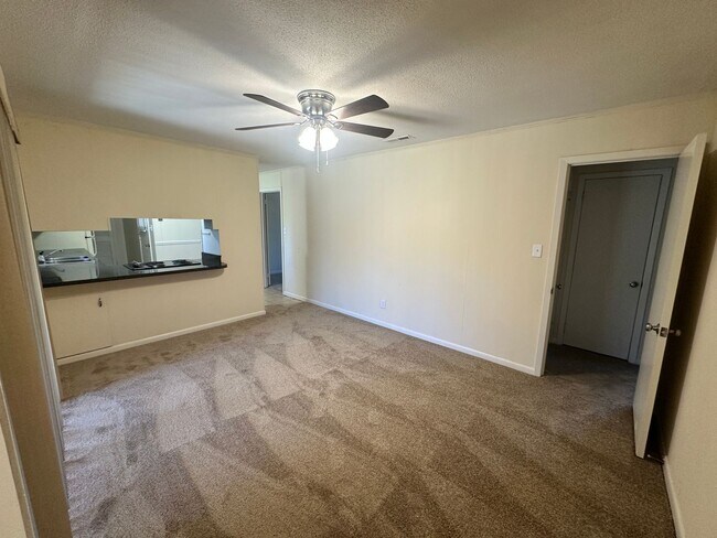 Foto del edificio - Large 3BD/2B home with private back yard and bonus room