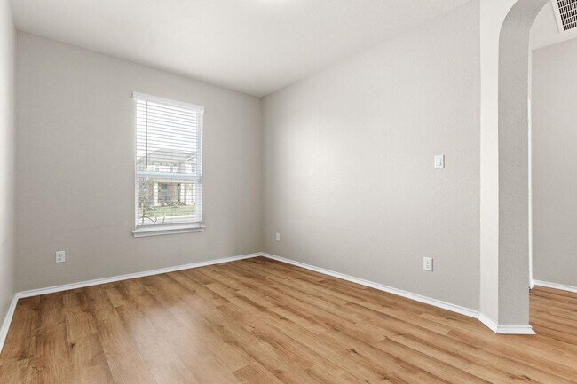 Building Photo - Large 3 bedroom close to I-35 in Belton
