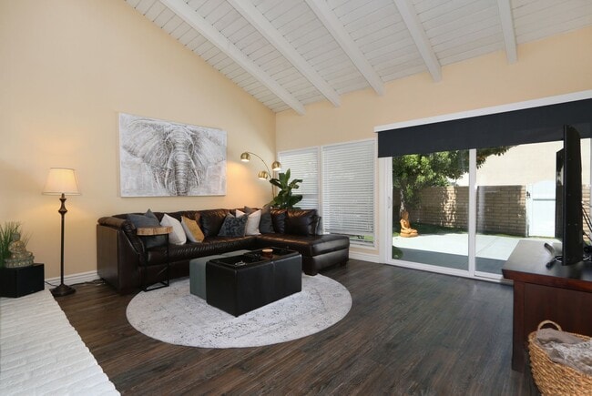 Building Photo - Stunning Single Story Attached Home with S...