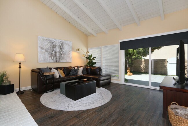 Foto del edificio - Stunning Single Story Attached Home with S...