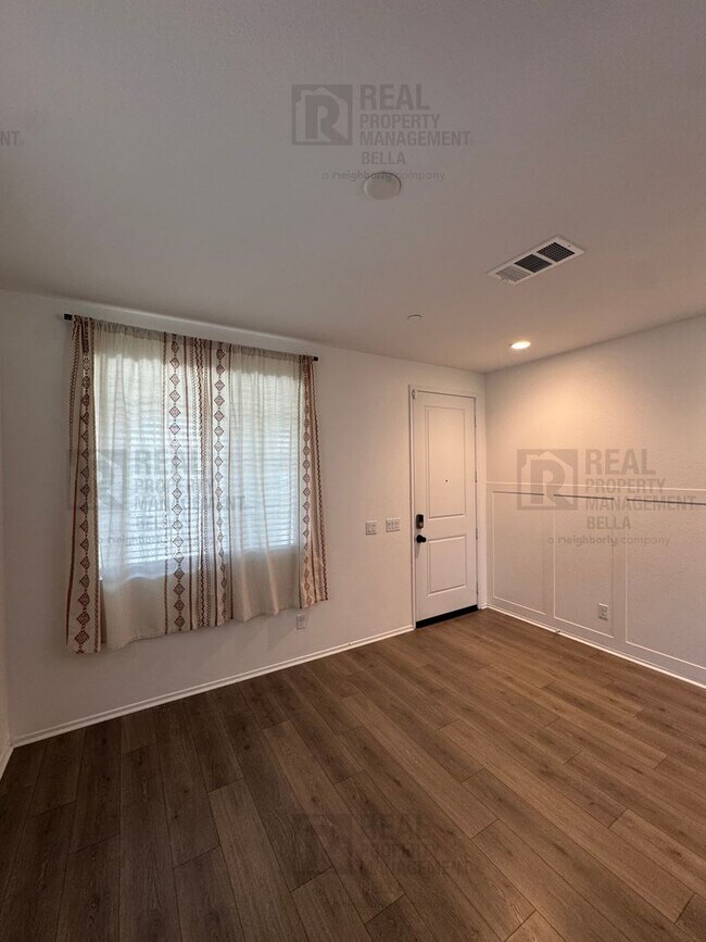 Foto del edificio - Spacious 3-Bedroom Home in the Desirable McSweeny Farms Community!