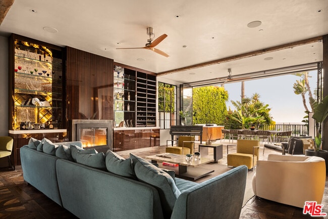 Building Photo - 966 Palisades Beach Rd