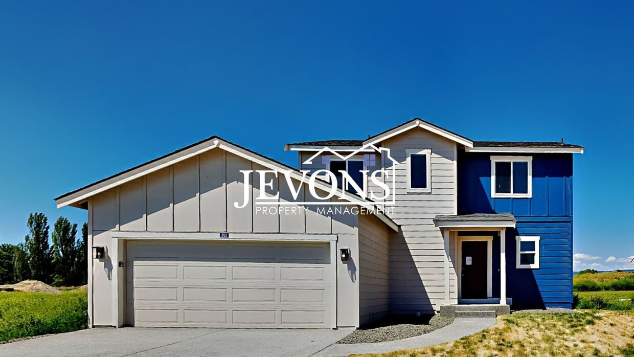 Primary Photo - Four-bedroom single-family home situated i...