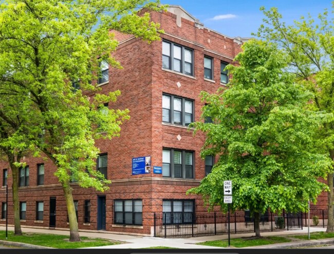 Foto del edificio - 2211 W Eastwood Ave