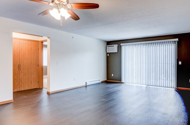 Building Photo - Elm Creek Commons