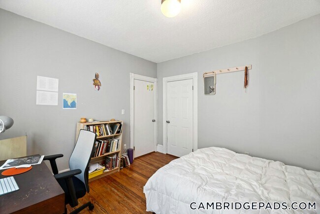 Building Photo - 10 Clary St