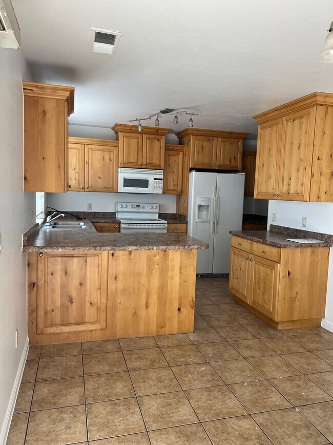 Foto del edificio - Beautiful 3 bedroom, 2.5 bathroom townhome...