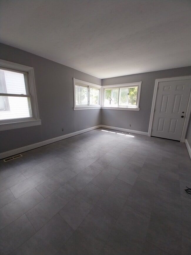 Building Photo - 18420 Parkmount Ave