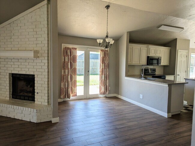 Foto del edificio - Well-Maintained 3 Bed Home in Edmond | Pet Friendly + Fenced Yard