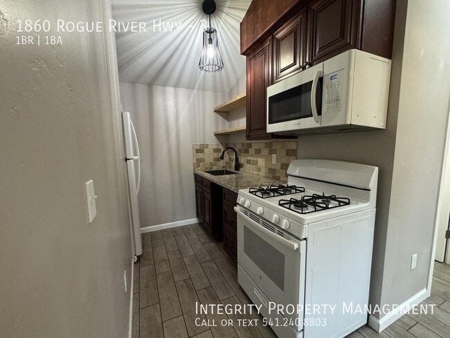 Foto del edificio - 1860 Rogue River Hwy