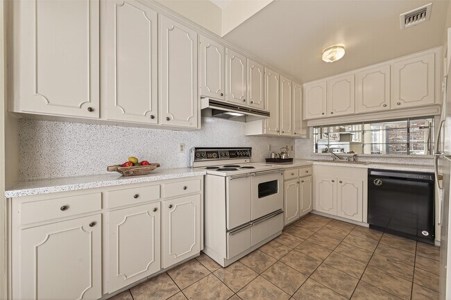 Foto del edificio - 7933 Woodway Dr