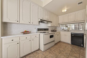 Building Photo - 7933 Woodway Dr