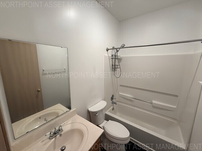 Foto del edificio - 3 Bed, 2 Bath Townhome SPECIAL!
