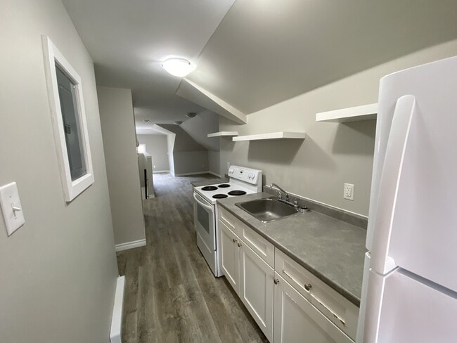 Building Photo - 264.5 Robinson St