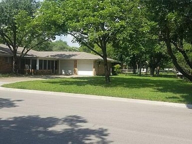 Building Photo - 3 Bedroom/2 Bath/2 Car Garage Home - Walki...