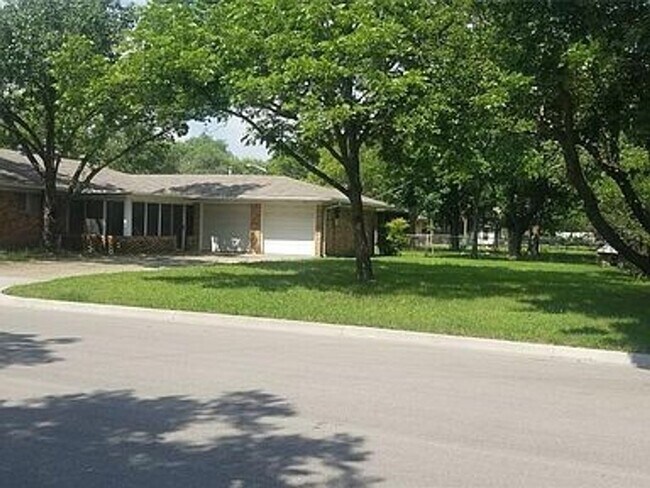 Foto del edificio - 3 Bedroom/2 Bath/2 Car Garage Home - Walki...