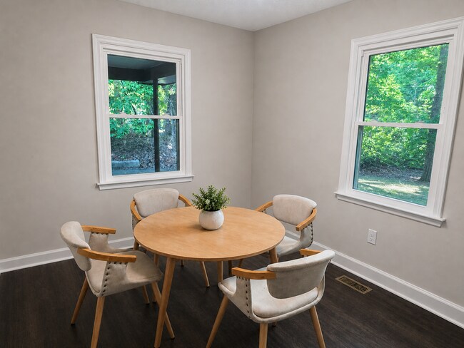 Foto del edificio - 2707 Little River Dr