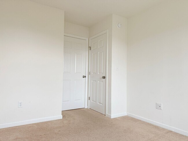 Foto del edificio - Spacious 3-Bedroom Townhome with Prime Rou...