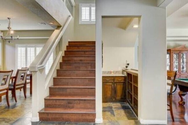 Building Photo - Beautiful 4 Bedrooms & 3 Bath Furnished Home