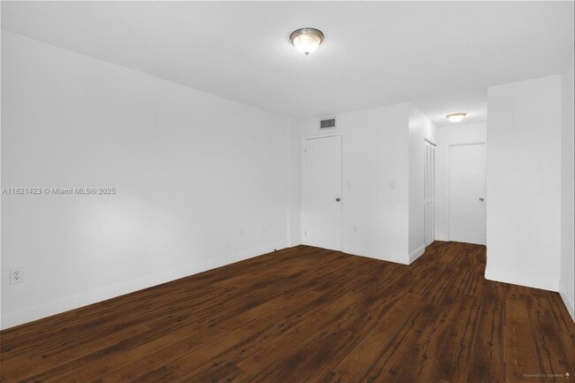 Foto del edificio - 600 NE 25th St