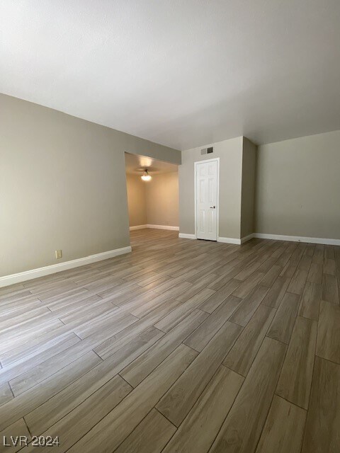 Building Photo - 4981 River Glen Dr