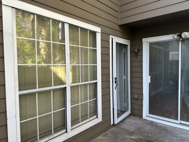 Foto del edificio - 1057 Rock Creek Ln