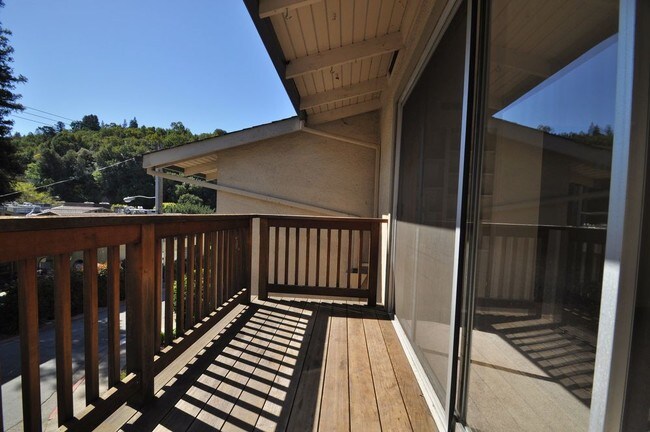 Foto del edificio - Convenient 2 Bedroom San Anselmo Apartment
