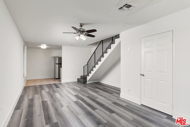 Foto del edificio - 6616 Sylmar Ave