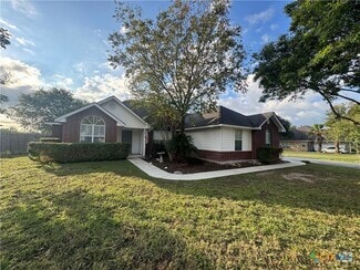 Building Photo - 521 Woodlake Dr