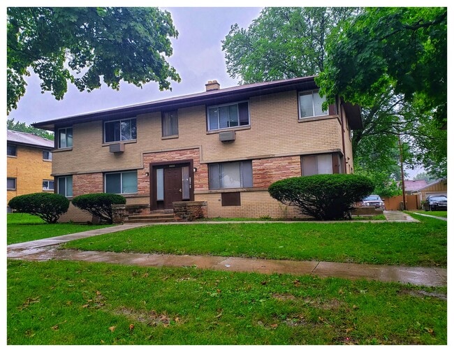 4 Unit Building - 8822 W Congress St