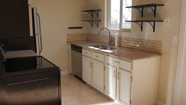 Building Photo - 3 Bedroom 2.5 Bath Townhome with Great Mou...