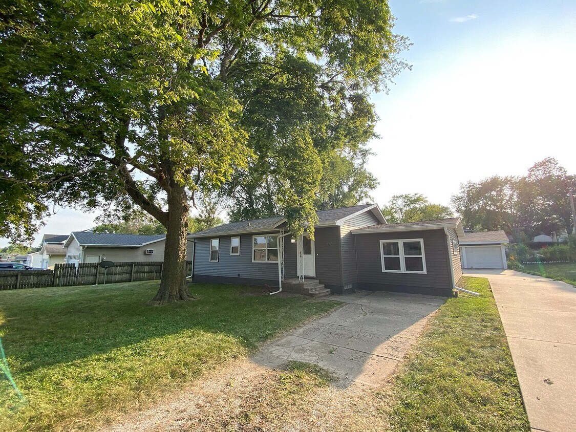Foto principal - Updated 3 Bedroom House!