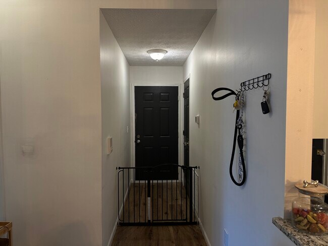 Entry - 6615 Hedington Sq