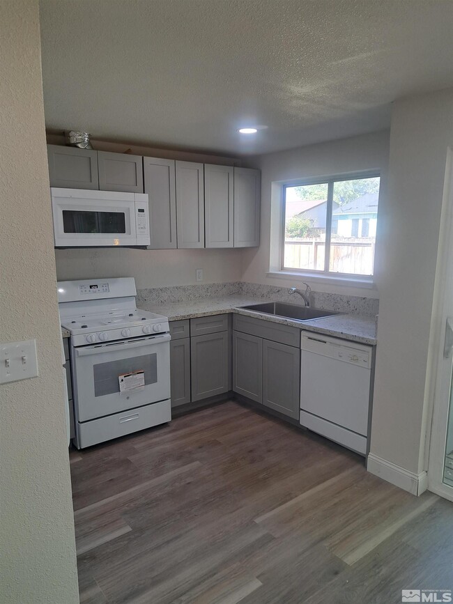 Building Photo - 748 Hornet Dr