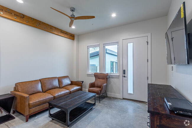 2BR, 2BA - 813 SF - Twin Arch Apartments
