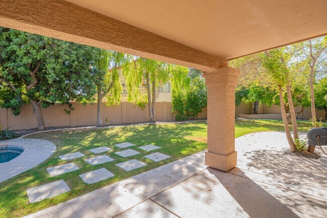 Building Photo - 5 Bed 3 bath House with Pool in dynamic so...