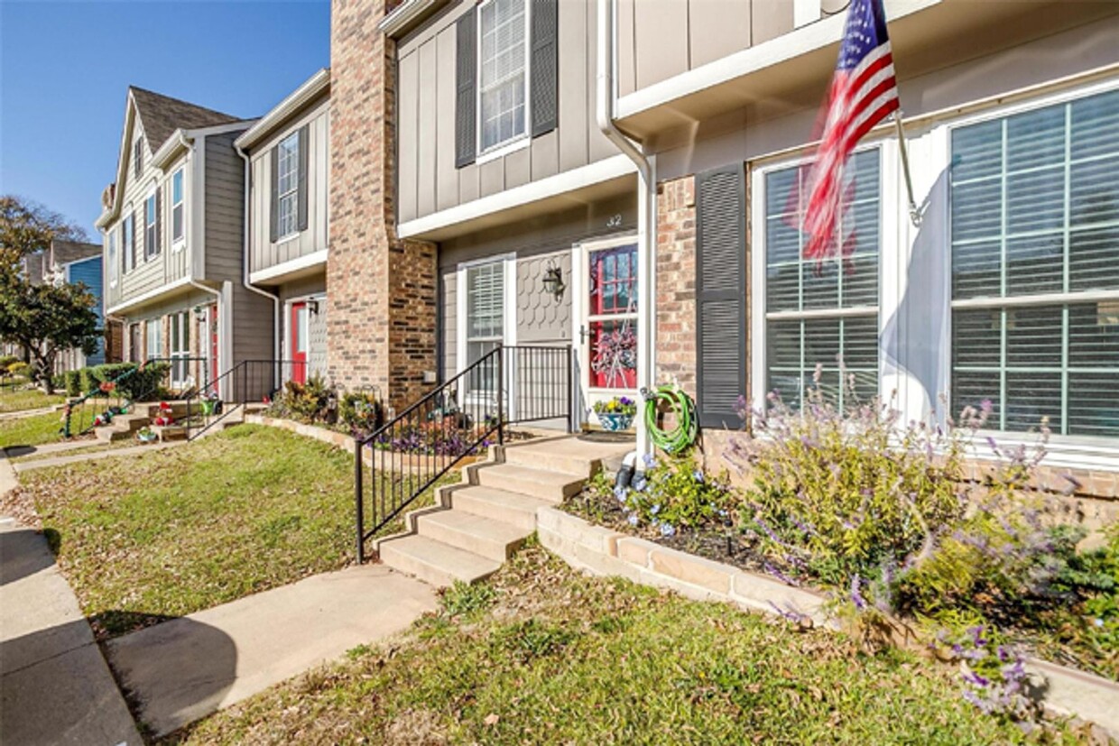 Foto principal - Lovely 2-1.5 Townhome in Euless! HOA cover...