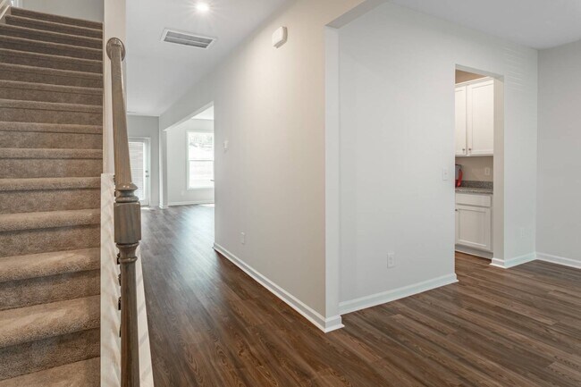 Building Photo - 421 Midland Pnes Dr